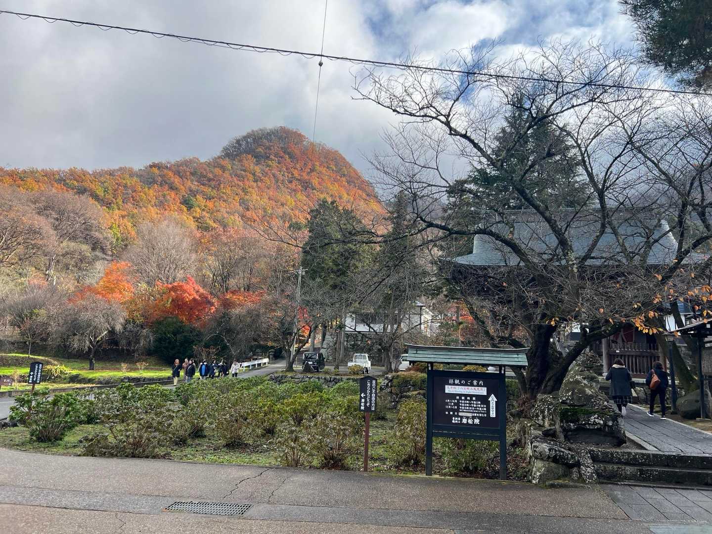 岩松院の脇を進みます🚶上越は雨でしたが、こちらは曇り☁️近くて便利✨