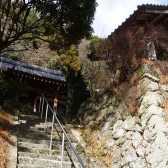 東覚寺
真言宗の寺院で、寺伝によると、約1300年前に役行者が葛城の峯で修業した際、当山一帯が霊地であることを感得し、石造の本尊薬師如来像を自ら刻し、当寺を建立し、結界のうえ、八大龍王葛城明神を奉祀したと伝わる
