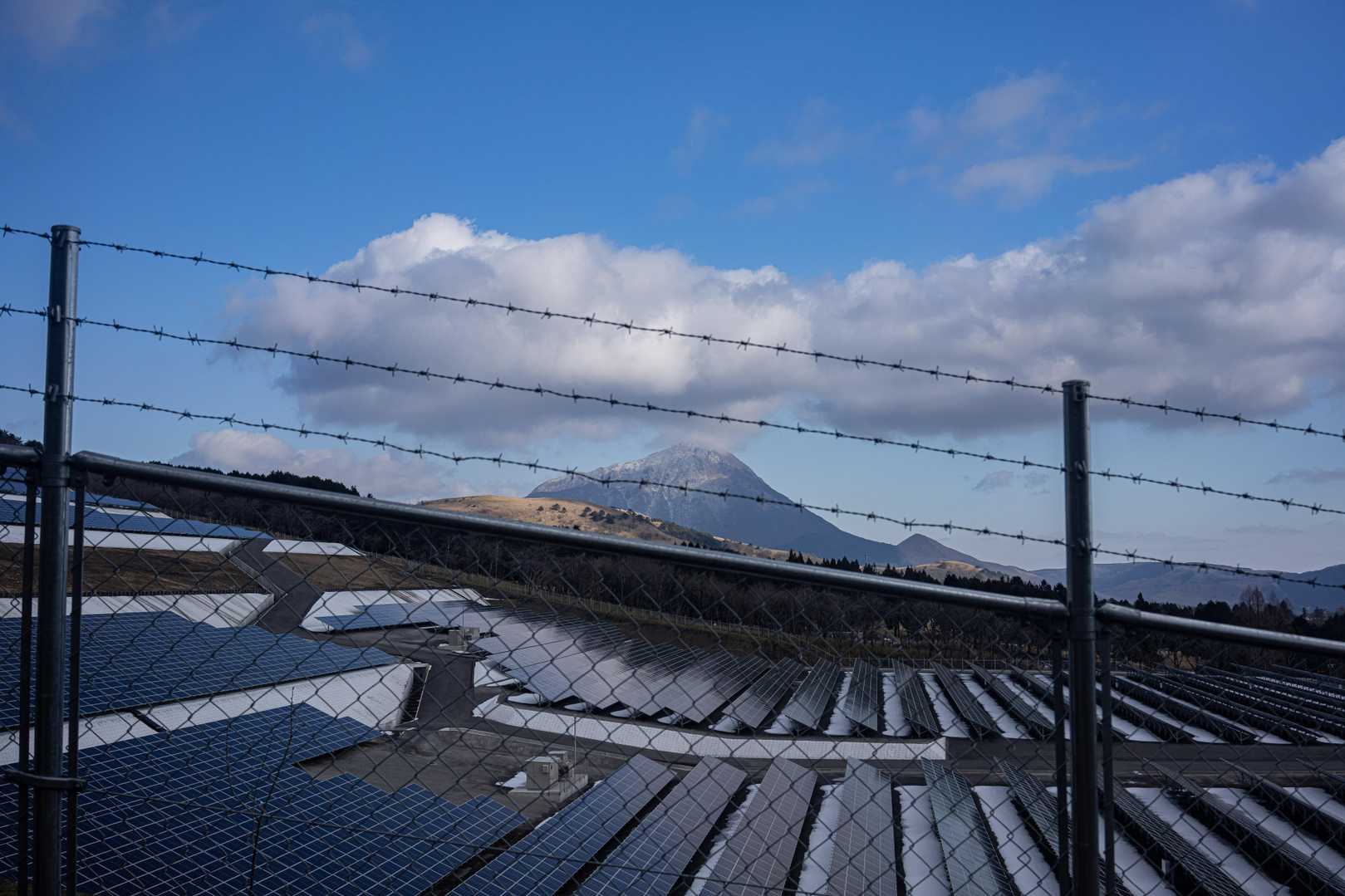 檻の向こうの由布岳