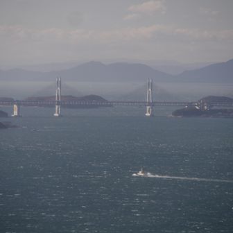 北備讃瀬戸大橋の傍を航行する船