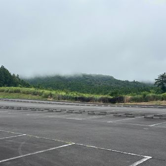 細野高原の駐車場🅿️に到着。車🚙があればここから三筋山へ。