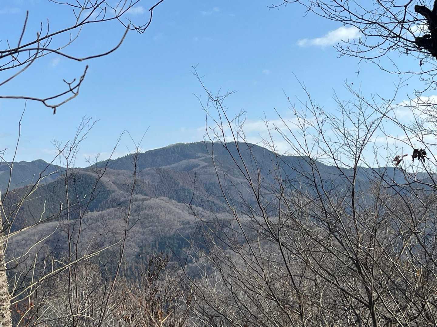 あちらは陣馬山。小屋もよく見える。