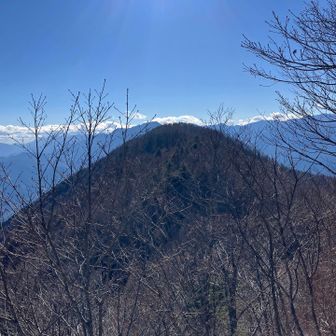 山頂はあちら💁 一旦下って登り返す💦
