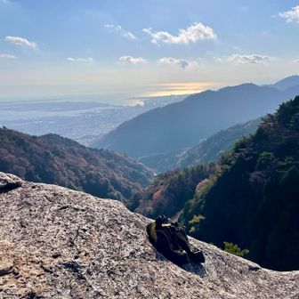 向こうの右端の摩耶山からやって来ました。遠くて近い？近くて遠い？どう感じるかはその時次第ですね。