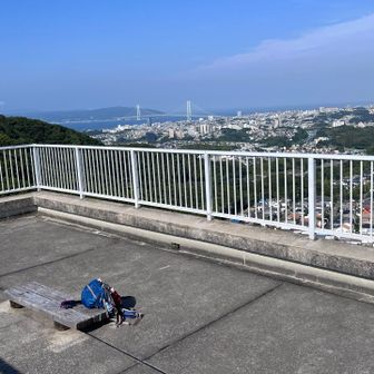 おらが茶屋の屋上展望台から望む明石海峡大橋