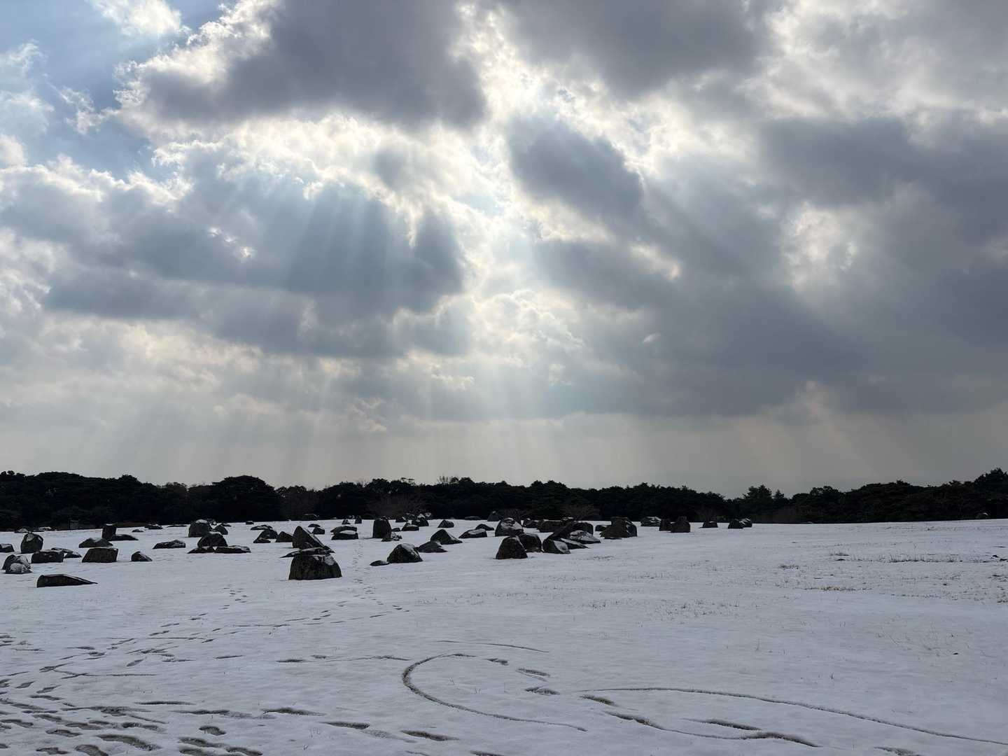 烏帽子岳公園は、積雪だった。
太陽と青空が雲の隙間から見えていると
心が言ってます