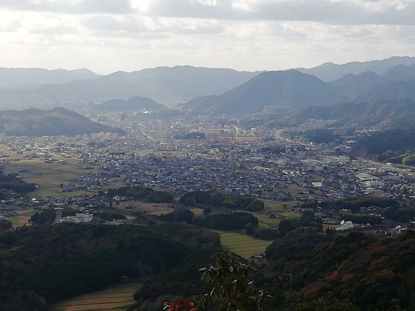 鴻ノ峰、山口県庁（展望岩から）。ど田舎。