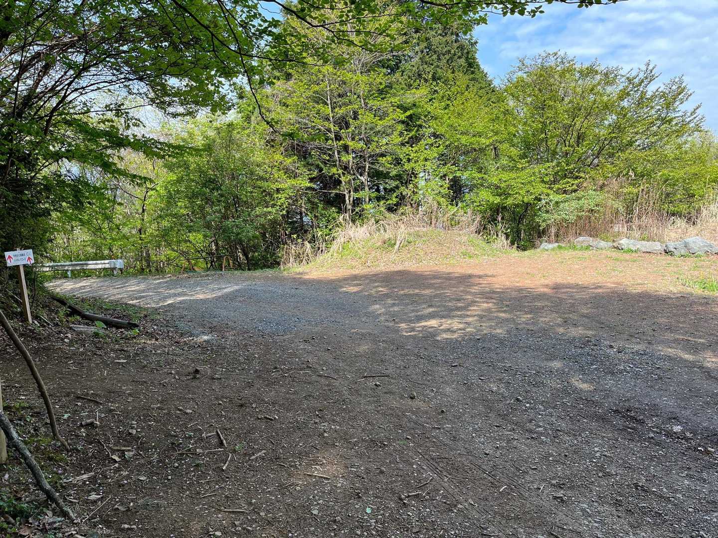 山道から抜けると車道と駐車スペースが🫢
ここまでクルマで来れるのかと思うと、ちょっとがっかり😞