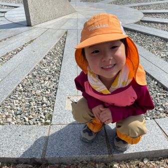 雌岳日時計広場では何人かのキッズが居ました👧🏻
ルカちゃんはずーっと日時計を周って「あっついわー」と、でしょうねー😩