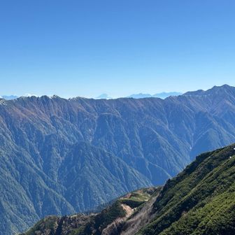 燕岳から大天井岳の稜線。表銀座ルートですね。