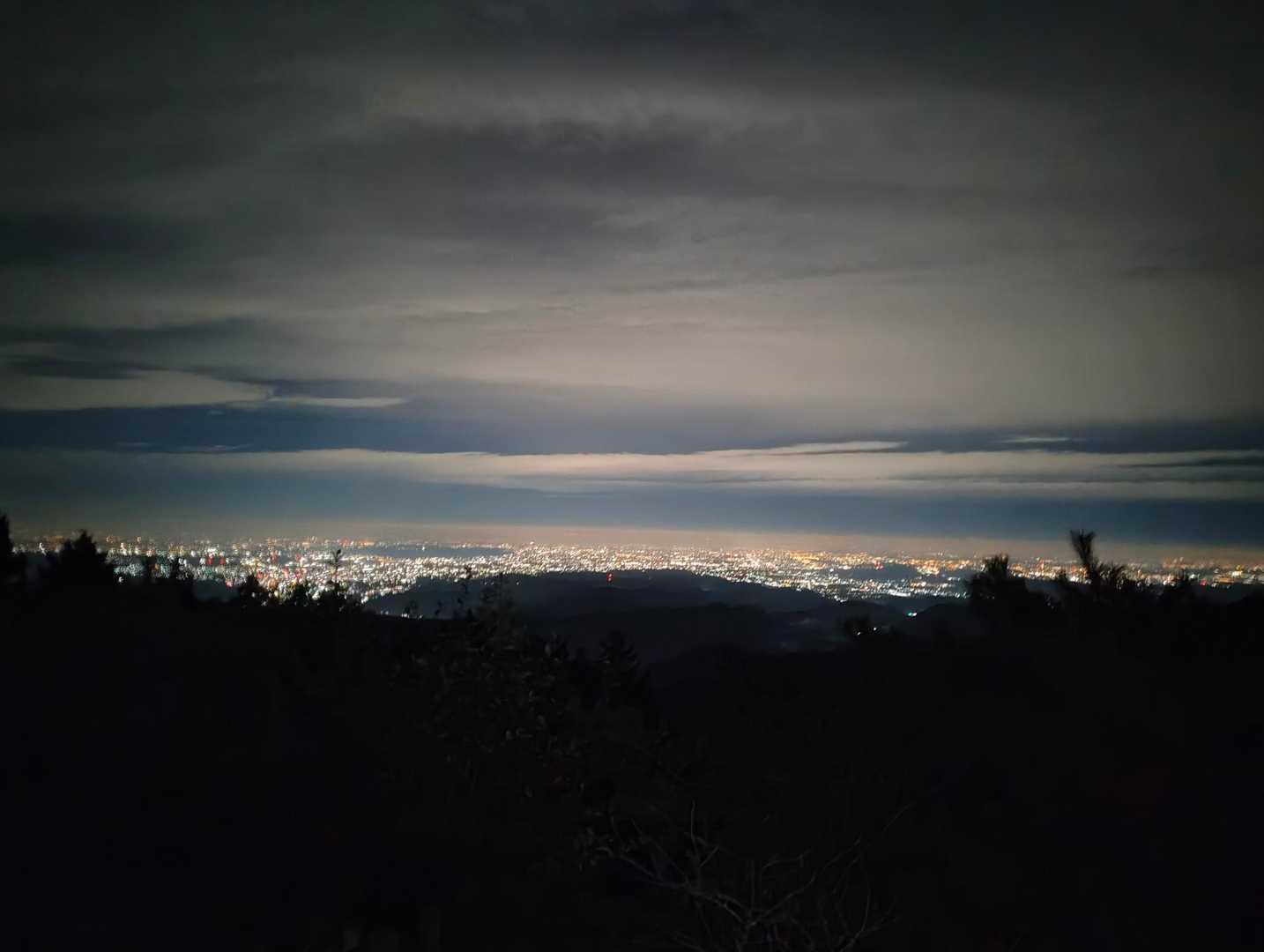 日の出山からの夜景。
キレイだな〜って思いながらも先に急ぐ。
待ってるヒトがいる。