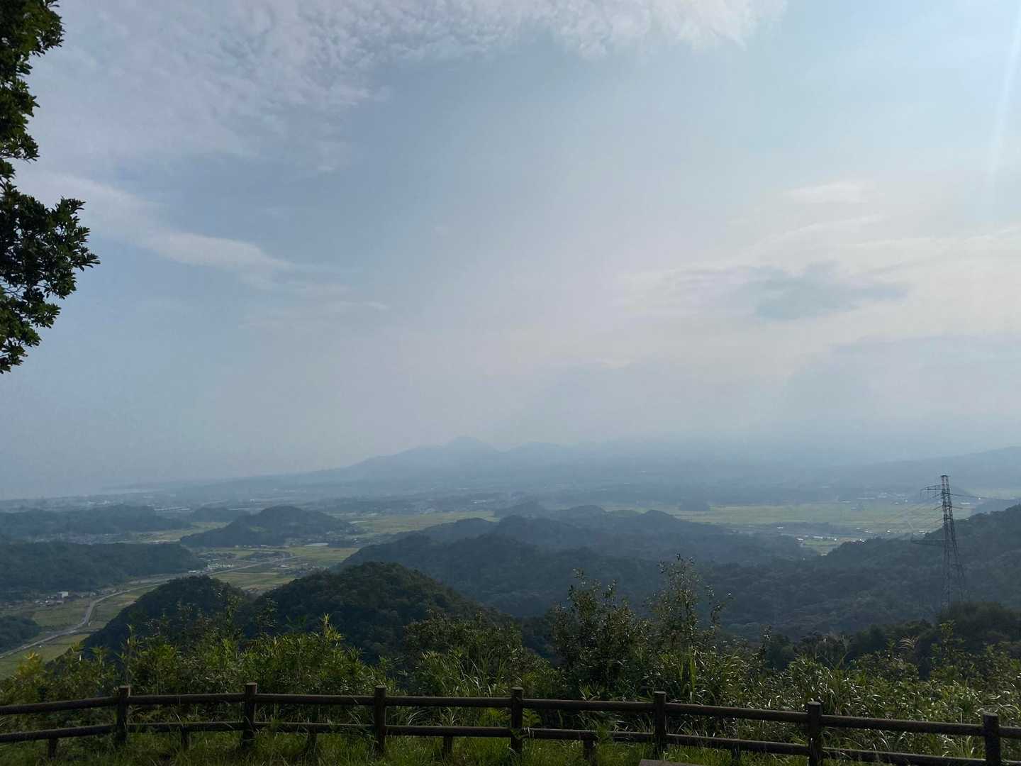 今日は霞んでます
