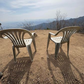 山には珍しいチェア。
ビーチとかのイメージ。
台風とかで飛んでいかへんのかな？