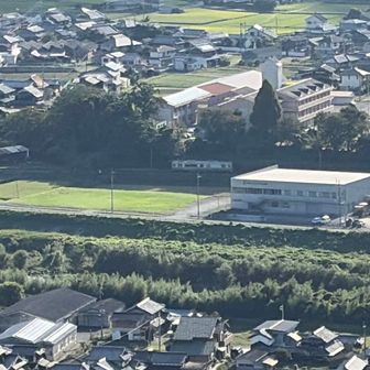 谷川線の電車が見えます。
ガタン、ゴトンと軽快な音がよく聞こえてきます
^ ^