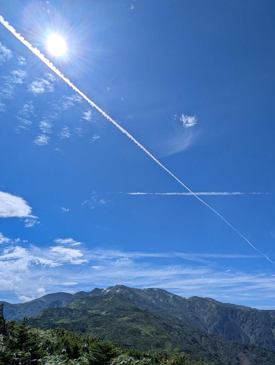 いくつもの飛行機雲
今、私は栂海新道を歩いている