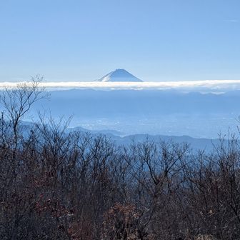 頭を雲の上に出す富士山