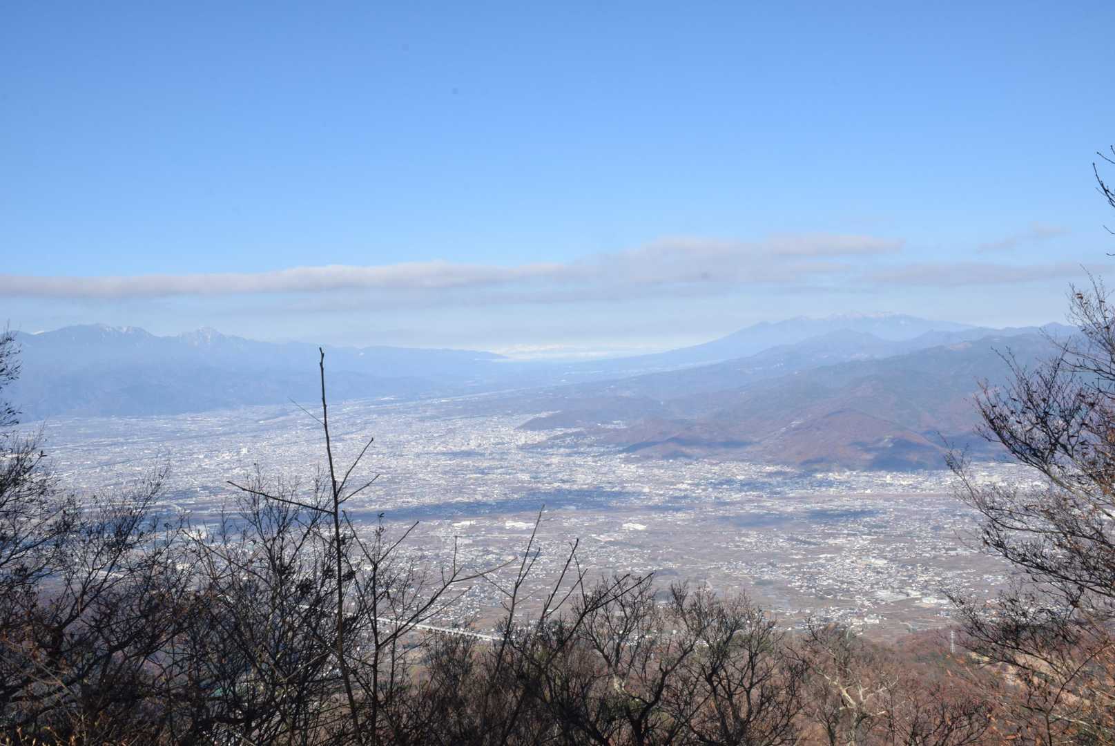 左に南アルプス、右に八ヶ岳、茅ヶ岳。