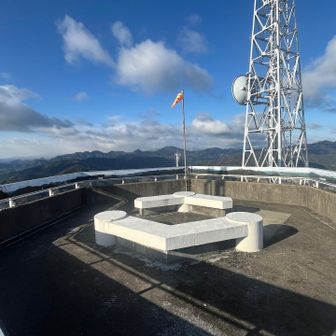 ついさっきまで知らんかったお山やのに
めっちゃええお山⛰️
展望台の柵のとこにぐるっと一周お山の名前が書かれています👍