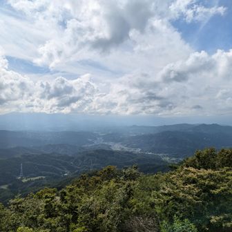 手前に川俣町、奥に安達太良山が見えたはずですが、雲低いです