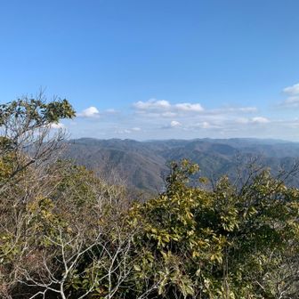 左から、三国ケ岳、権現山、が見えます