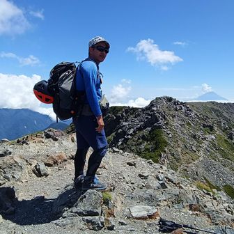 西農鳥岳に到着。元気なかったけど天気いいから記念写真撮りまくったんじゃ。この先から少しだけ岩場の上り下りする危険箇所があります