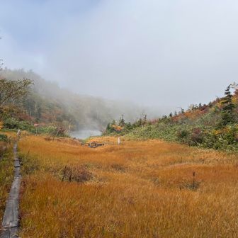 下山間際に雲が途切れ風吹大池が見える