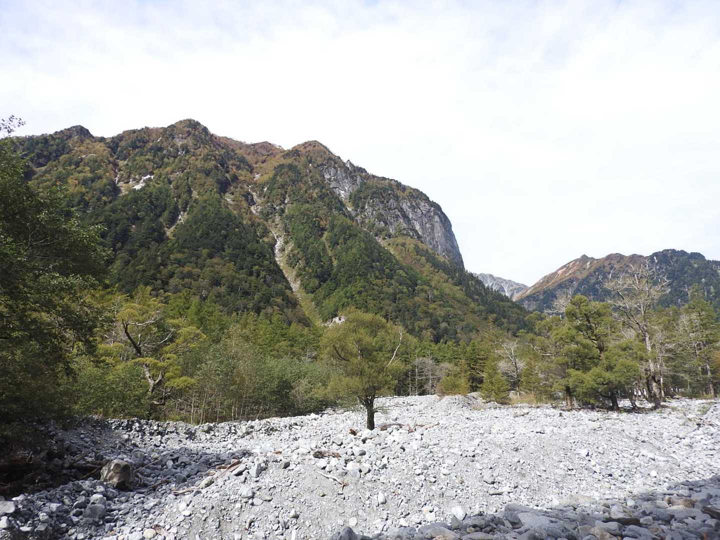 おっ、あれが噂の大岩かな？