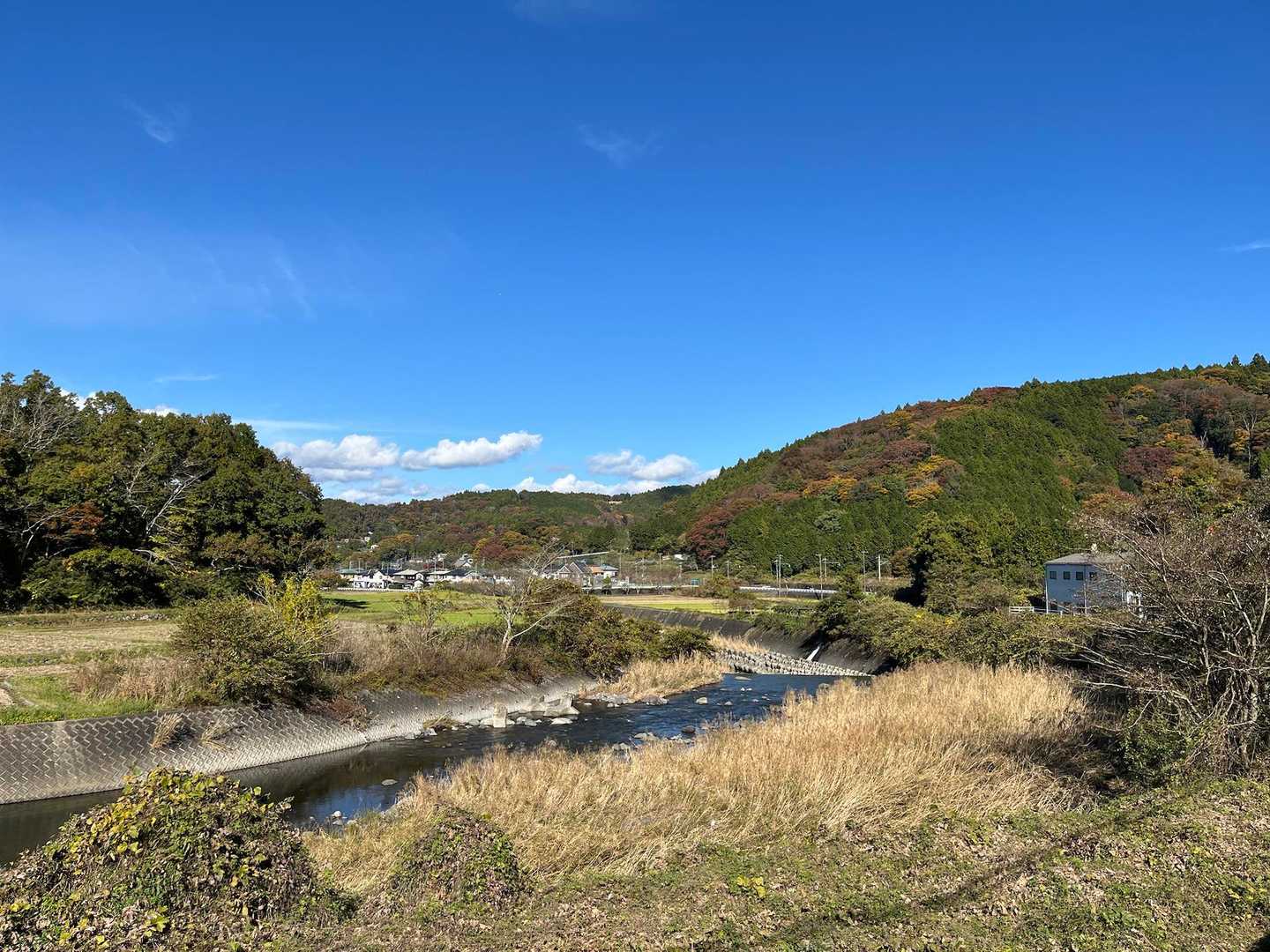 里山の風景見ながらテクテクと駅まで