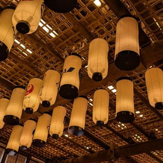天井は竹組み　雪降らせたり花吹雪散らしたりするそうです