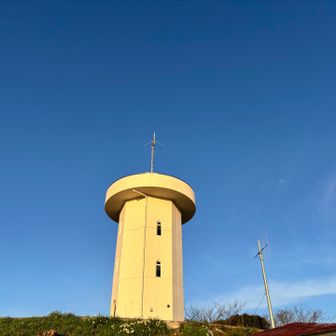 展望台を見上げて見れば、
来た時には頂上にもあんなに人がいたのにこの時間になると誰もいません😧
