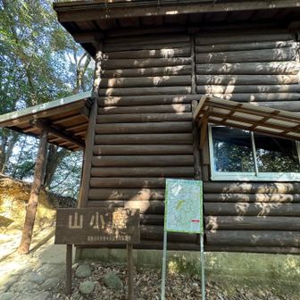 山小屋に到着。
中から
賑やかな声が聞こえる。
まず山頂に行きます。