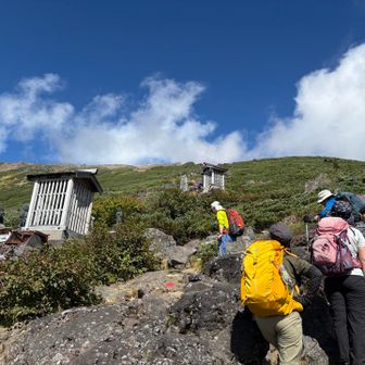 心地いい風が吹き、それほど汗はかかずに登れます。