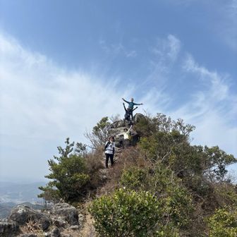 はしゃぐ山友、4人。