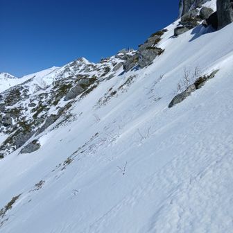 濁沢大峰直下。ここのトラバースがカリッカリで横ばいで通過しました。危ないようなら岩場の稜線通しもアリ。