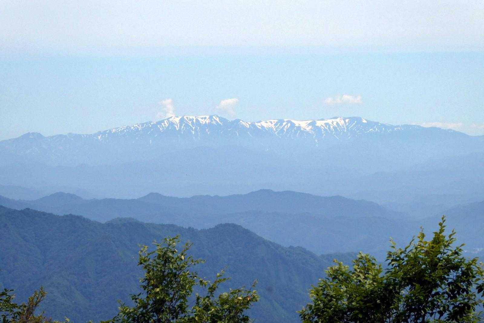 山頂からの展望
飯豊連峰