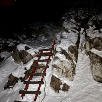 翌朝、ご来光を見るためにヘッデンスタート！
風がゴーゴーいってる🌪️
山頂はマイナス15℃だって