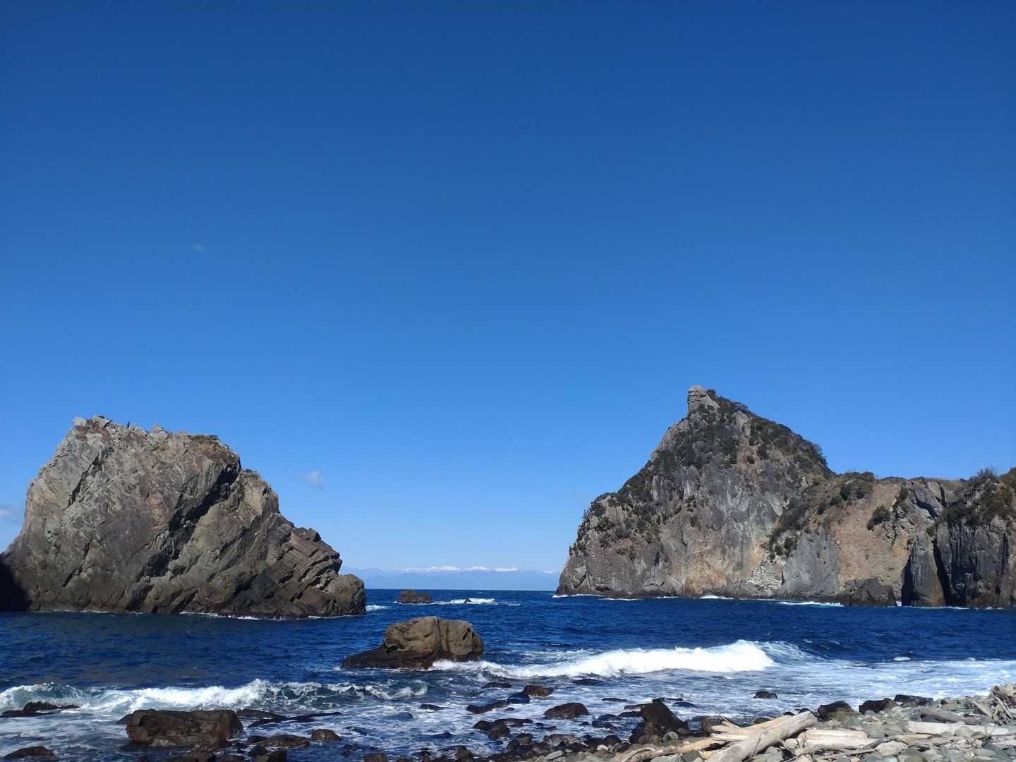岩と烏帽子山の間に南アルプス。