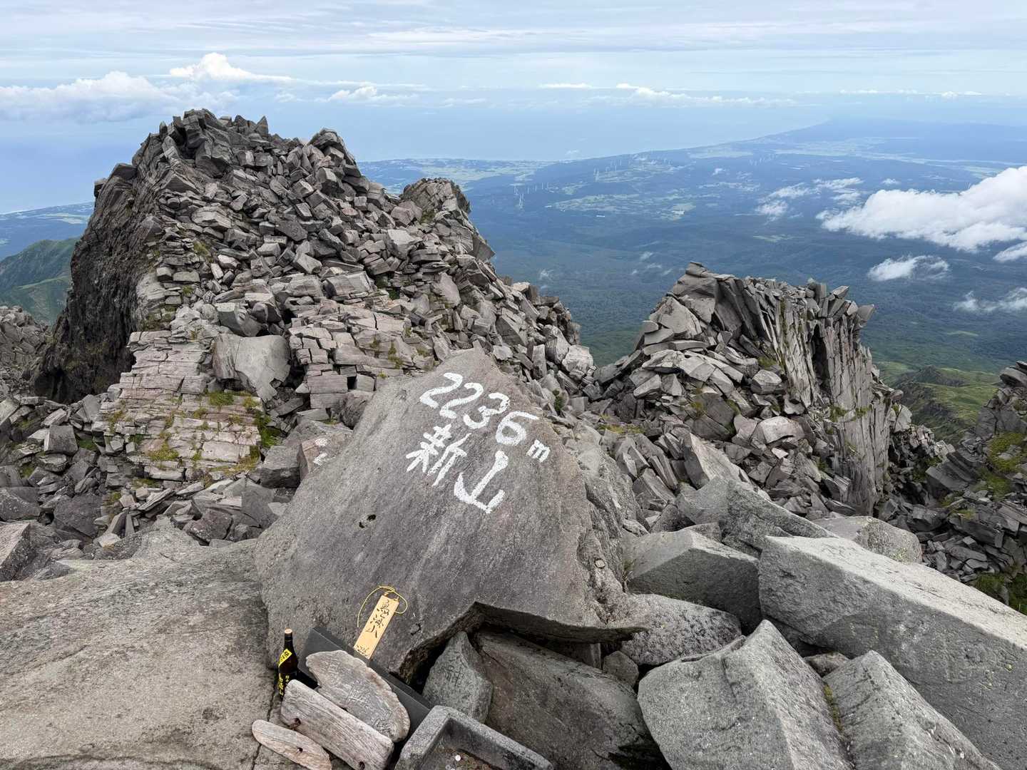 岩場を登ってたら、気持ちの準備が整う前にいきなり着いちゃった。笑
岩場がビクトリーロードだったんだな。