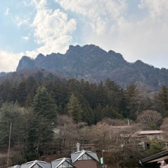 駐車場から白雲山を望む
大の字が見える
今日は登らない