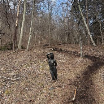 ゴール直前に突如として現れた、うっふんポーズの銅像姉さん。地面にささっとる！