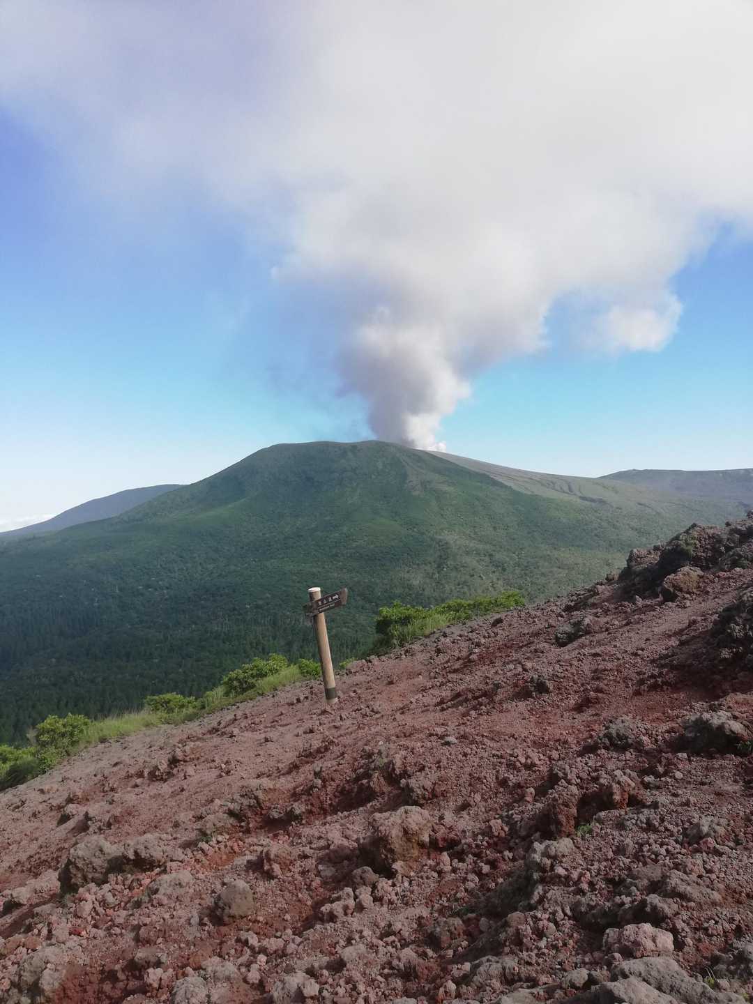高千穂峰（御嶽道通行止、噴煙横目に山頂周辺で彷徨うもいとたのし