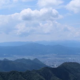 ハマグリ山から　中央にぼんやり見えるのが明日登る予定の白鷹山(教えて貰いましたがこの山で良かったかな？)