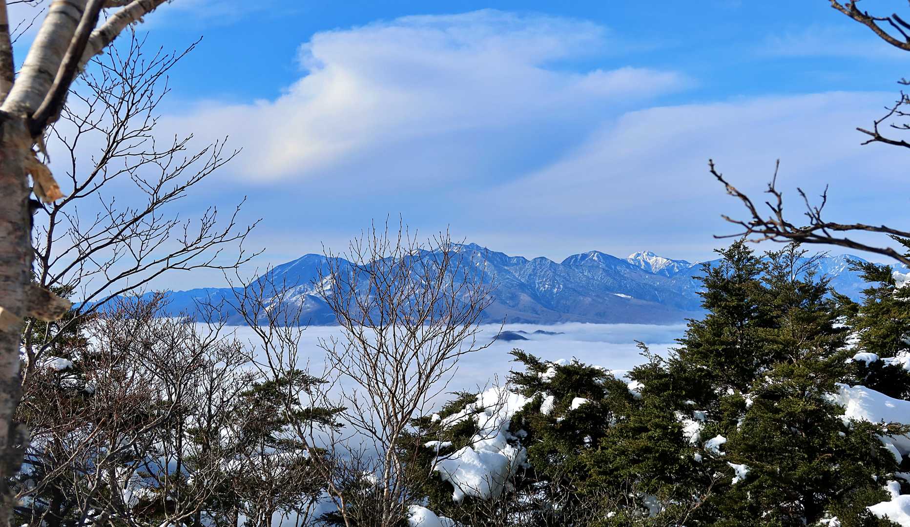 Ｗａｏ～😍
雲海に浮かぶ日光連山・・・！
左から・・・
男体山、女峰山、太郎山、日光白根山・・
日光白根山はひときわ・・白い！👍

