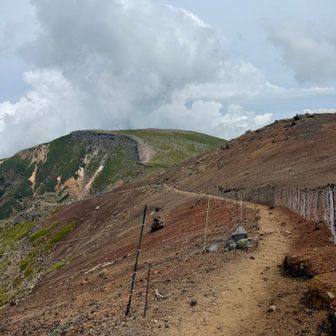 岩ゾーン終わり　茶褐色の惑星感ある山道へ