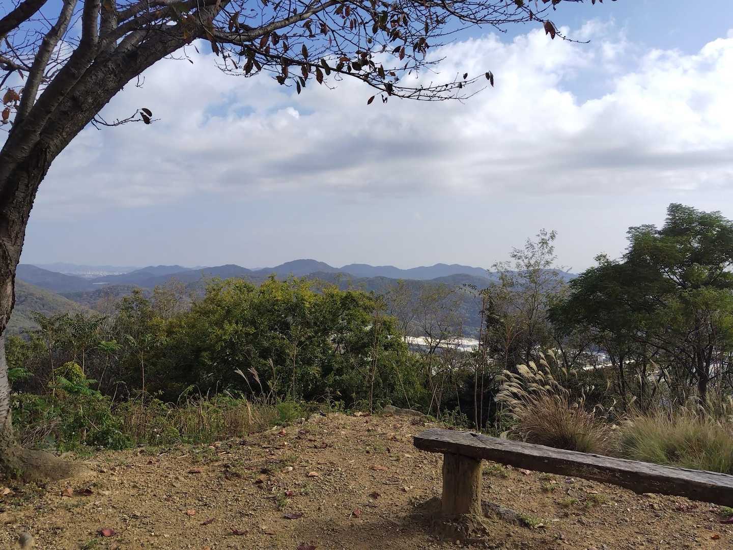 広場に戻り、白毛山・京見山方面を眺めながら、しばし、のんびり♪