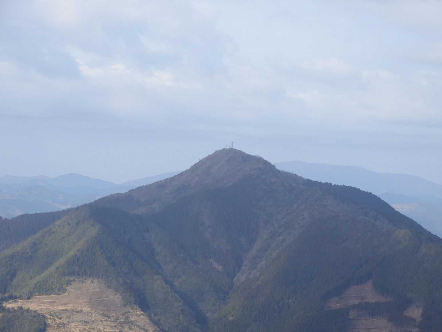 烏帽子岳山頂より南西、天包山ズーム。右奥に霞んで見えるのは白髪岳。