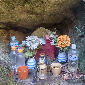 こんなところにお地蔵様
横に何か貼ってある…