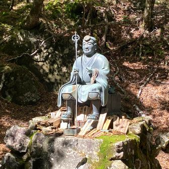 聖宝ノ宿跡にある聖宝理源大師像、大峯山で修行し修験道を再興した方だそうで。
穏やかなお顔をされています。
口元が高校時代の友人にそっくりだわ。