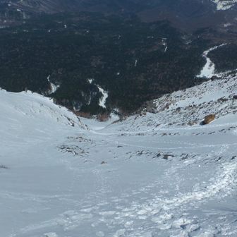 なかなか、長い雪渓で急登は続きます😁
