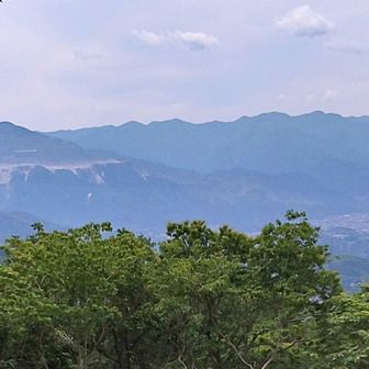 皇鈴山から「武甲山と秩父の街」の眺め